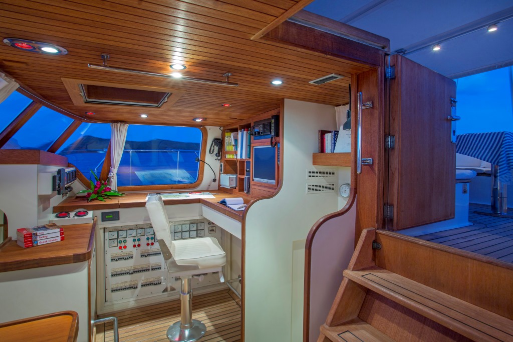 JUPITER Sailing Yacht Navigation Station Luxury Yacht Browser by